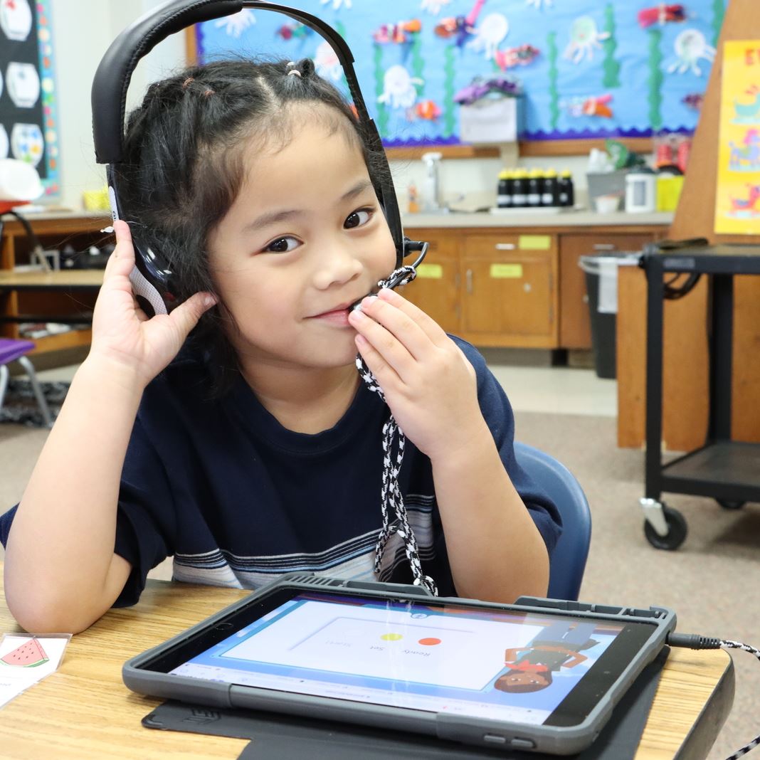  A student uses an iPad
